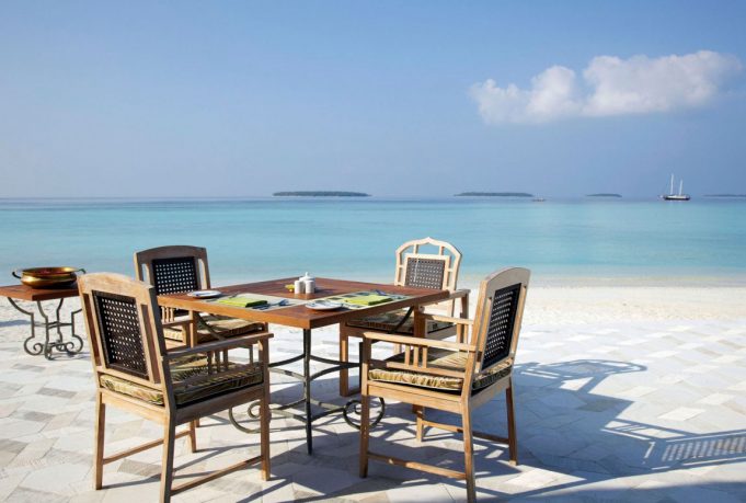Outdoor Table Anantara Kihavah Villas