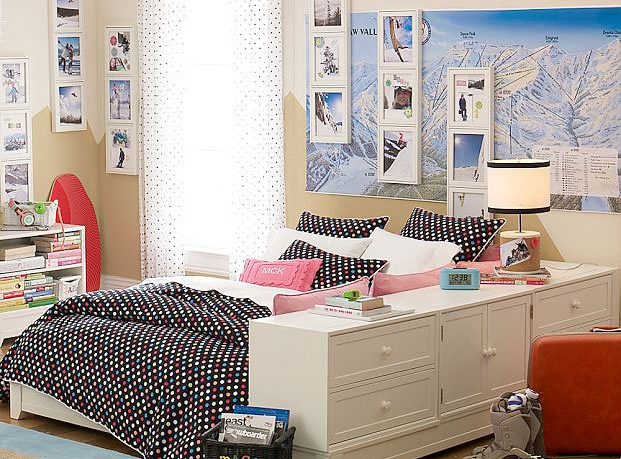 Black and White Dorm Room 2011