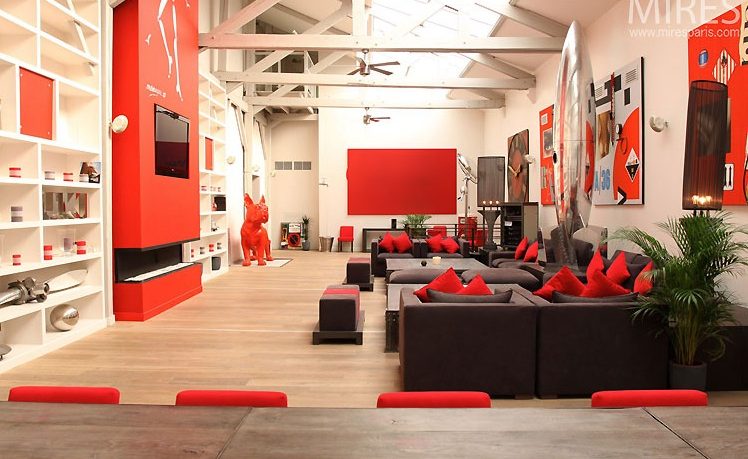 Beautiful Red and Black Parisian Loft Design