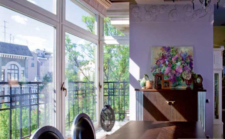 Traditional and Art Deco Apartment in Lilac and Plum Violet