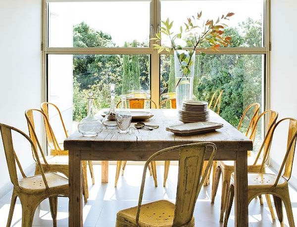 Clasic Dining Table on Modern Kitchen