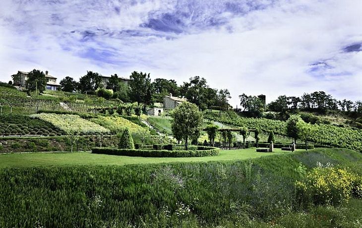 Fresh and Beautiful Villa Garden Design