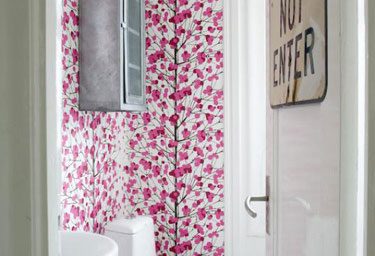 Mninimalist Small Bathroom with Flower Wall Decor