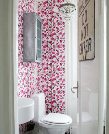Mninimalist Small Bathroom with Flower Wall Decor
