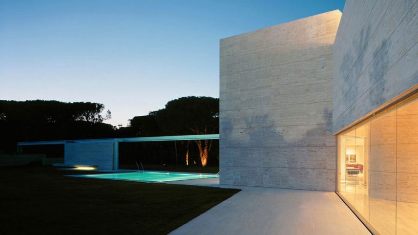 Beautiful White House wiith Glass Wall Ideas