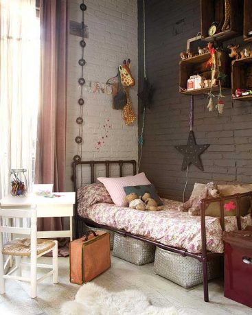 Single Teen Bedroom Decor with Girrafe and Star Decor