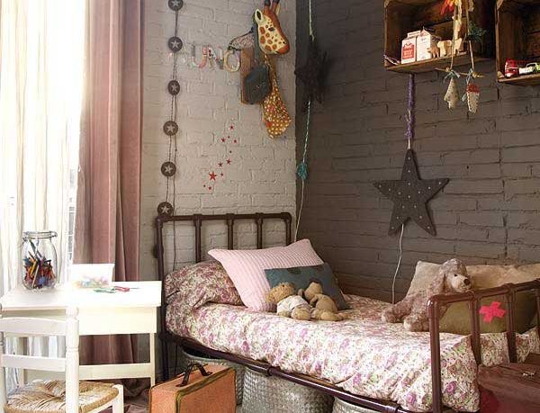 Single Teen Bedroom Decor with Girrafe and Star Decor