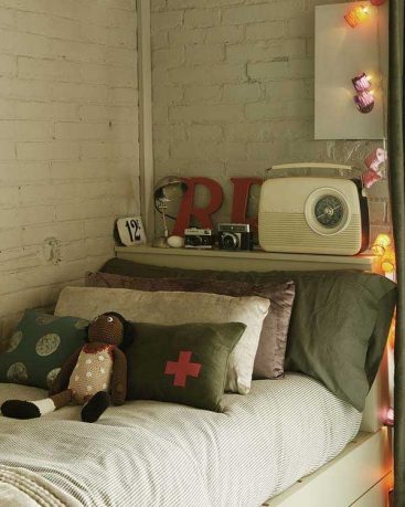 Small Modern Kids Room with White Brickwall Decor