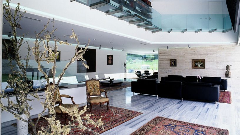 The Reddish Carpets on the Marble Living Room