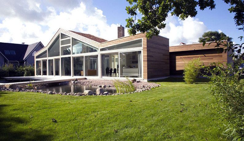 Beautiful Backyard Contemporary Villa