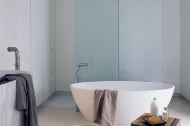 Minimalist Bathtub Design with Aromatherapy Candles