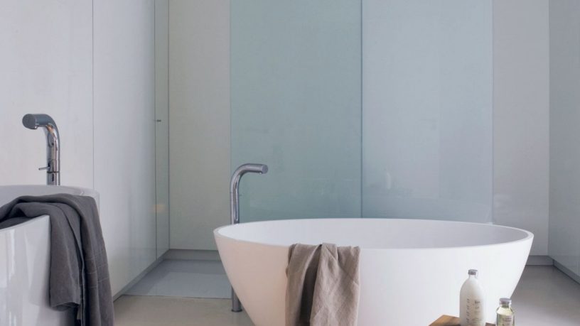 Minimalist Bathtub Design with Aromatherapy Candles