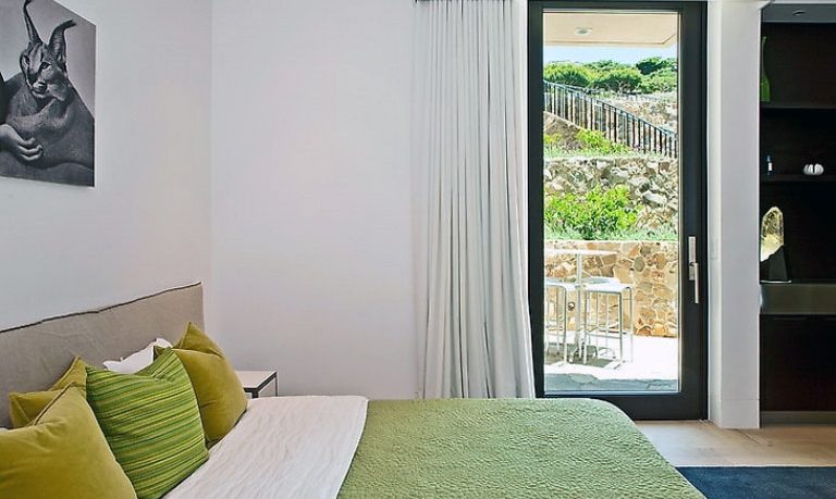 Small bedroom for kids with cat painting