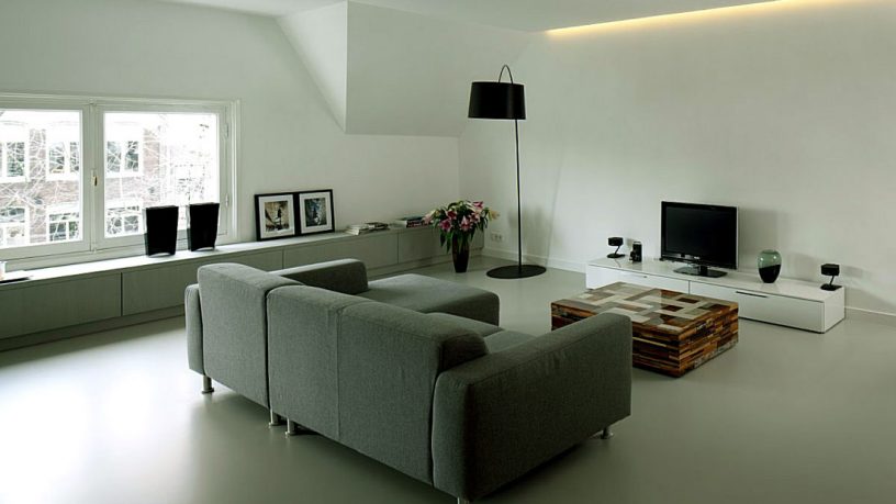 Open Living Room with Recessed Ceiling Light