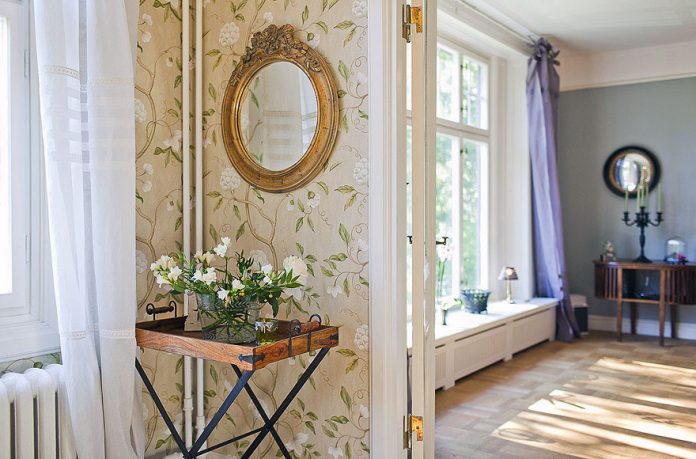 Round Mirror Corner With Gold Frame