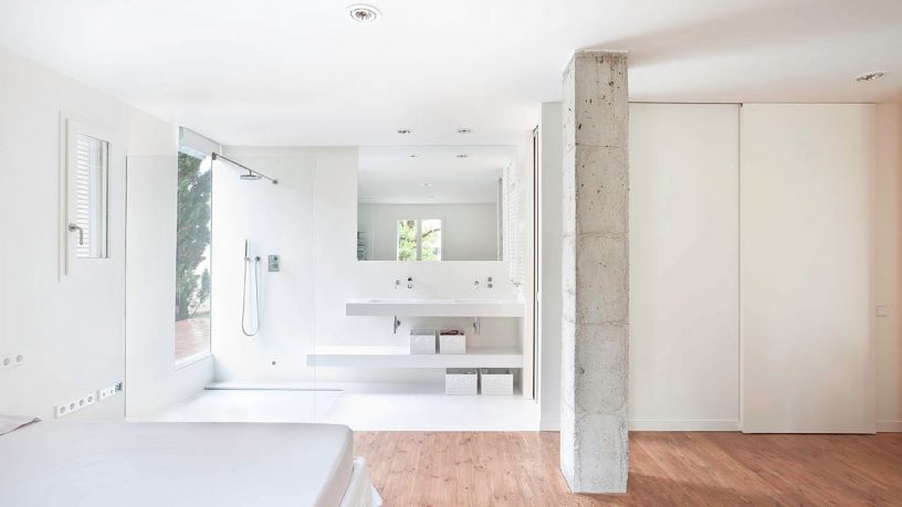 Open Minimalist Bathroom Interior Design