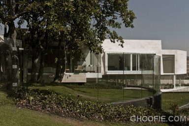 Luxurious Marble House Design Ideas with Glass Fence