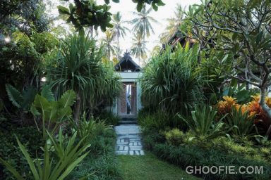 Ethnic Entryway Villa Design Ideas with Green Environment