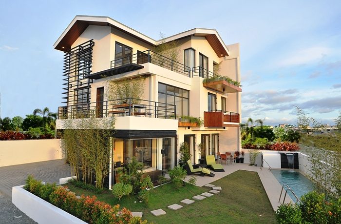 Luxury House Design Modern Style Spacious Balcony with Small Pool